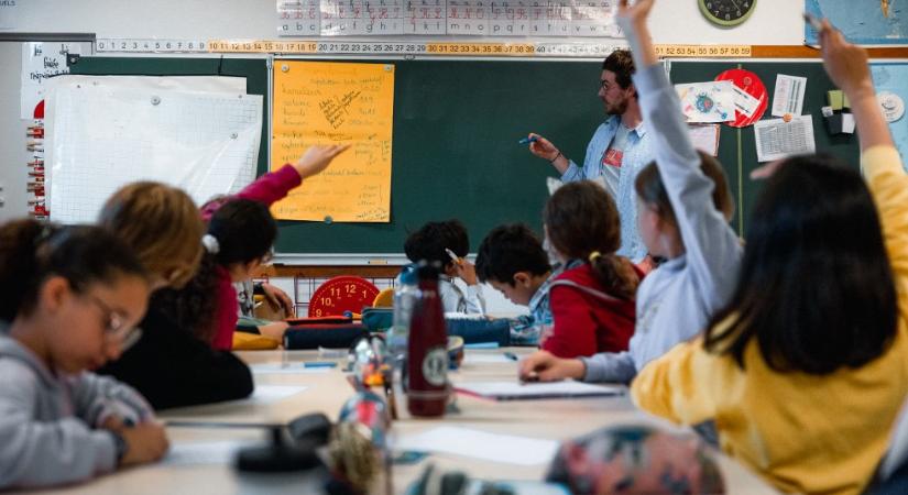 Letartóztattak tanóra közben egy diákot