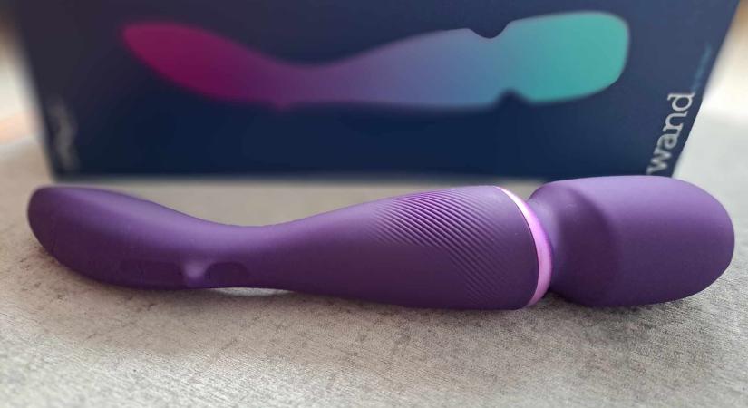 Selymes, lila színben pompázik a kétkiegészítős kütyü, ami minden vágyadat kielégíti - We-Vibe Wand az okos masszírozó vibrátor