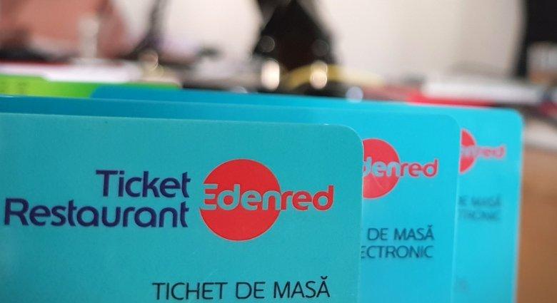 A munkáltatókra bízzák, hogy készpénzben vagy kártyán folyósítják az étkezési támogatást