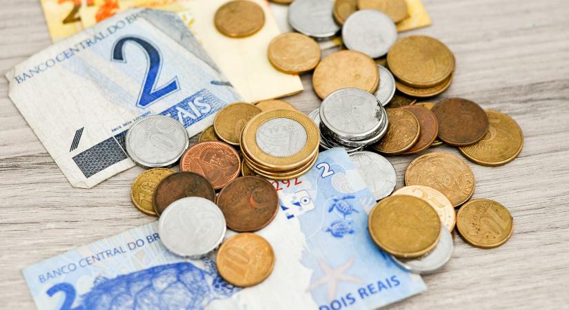 Több mint tízezer autóipari dolgozó sztrájkol a magasabb bérekért