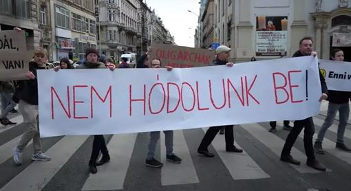 Több tucat diák foglalta el a Ferenciek tere zebráit szerda délután - Mészáros Lőrinc is megjelent az eseményen