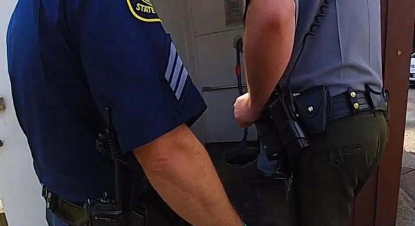 Beleesett a vécébe az okosórája, tűzoltók mentették ki a nőt