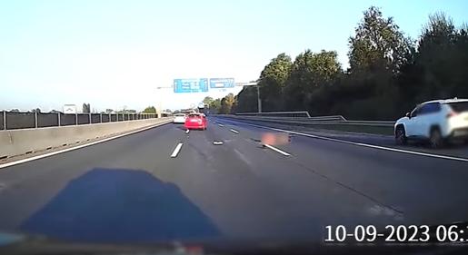 Előkerült egy videó is arról, amikor elütötték a "bordélyházas" riportert az M0-n
