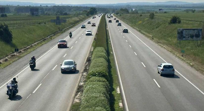 Megint egy órát késnek a vonatpótló buszok a győri vonalon, elszakadt egy vezeték az M1-esen, lezárják az autópályát