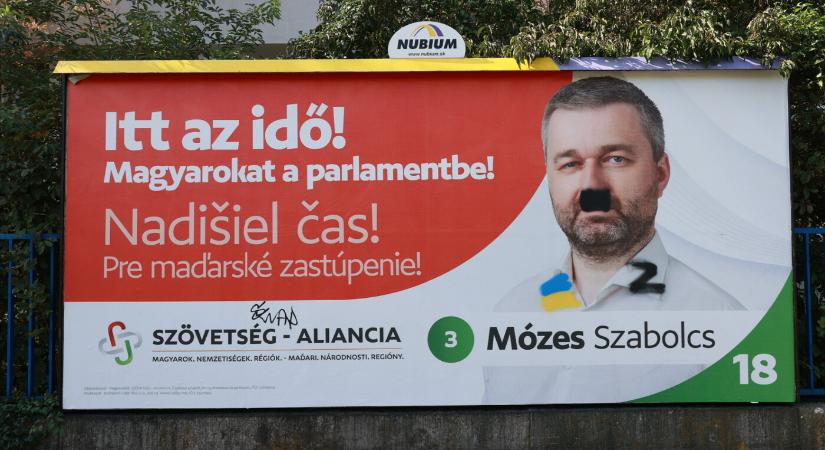 Hitlerre és Putyinra utalva rongálták meg a Szövetség alelnökének óriásplakátját (FOTÓK)