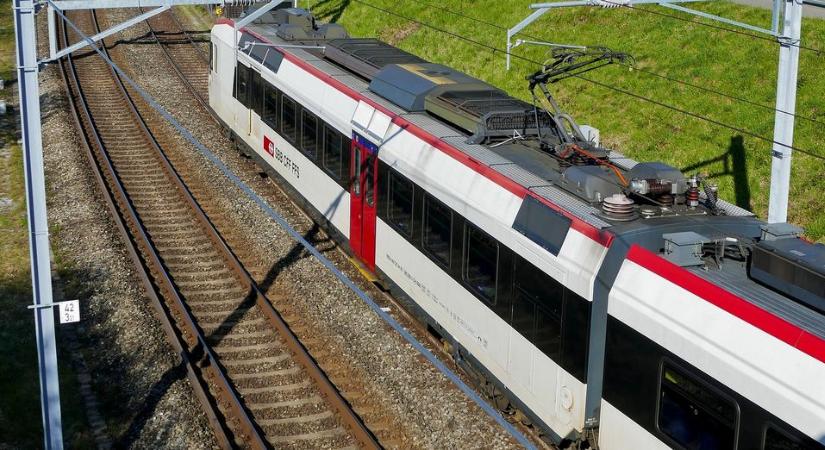 Kidobtak egy eszméletlen férfit a vonatról a kalauzok