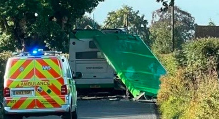 Leszakadt egy busz teteje Angliában, több gyerek megsérült