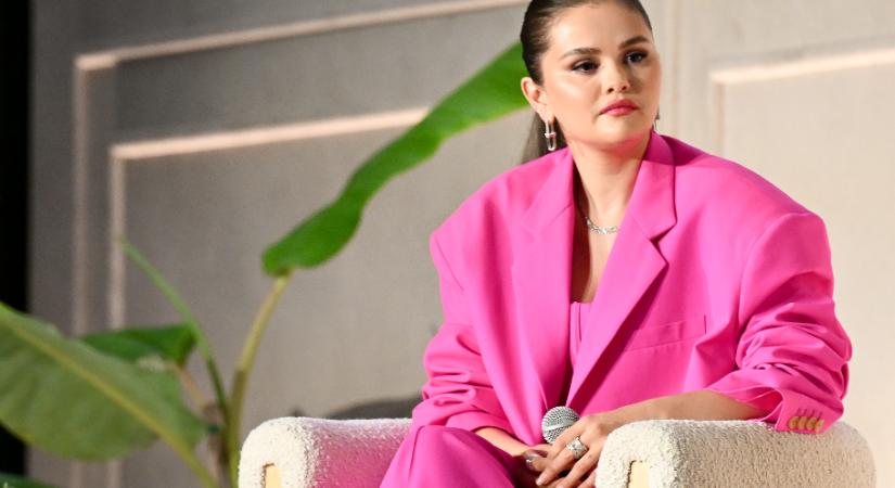 Fotók: Selena Gomez Barbie nadrágkosztümje az ősz egyik legmenőbb darabja