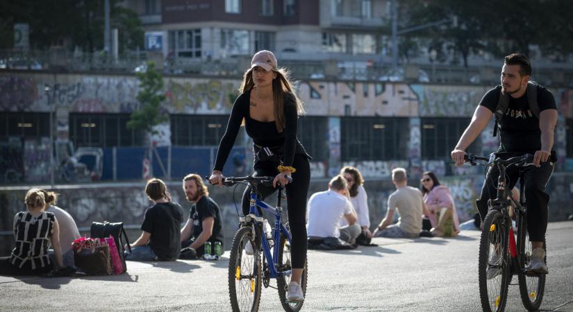 Budapesten még küzdeni kell a biciklisávokért, de a világ legélhetőbb városa, Bécs már régen a két kerékre és a két lábra szavazott