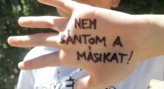 Iskolai bántalmazás: bilincsben vezettek ki egy 14 éves diákot az osztályteremből