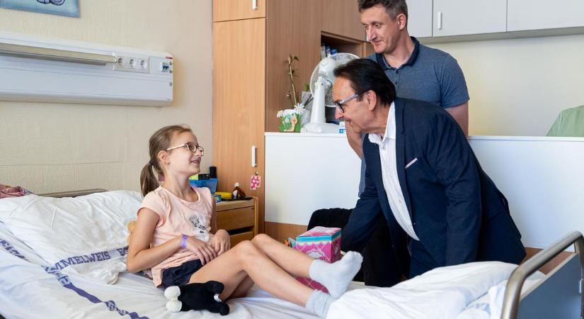 Kórházban a Fásy család - nem üres kézzel érkeztek - Fotók