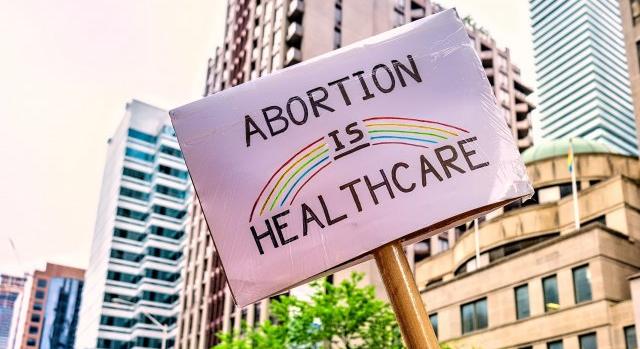 Életveszélybe került a nő az abortusz szigorítása miatt, mert nem vetethette el a magzatot, akinek testén kívül fejlődtek ki a szervei