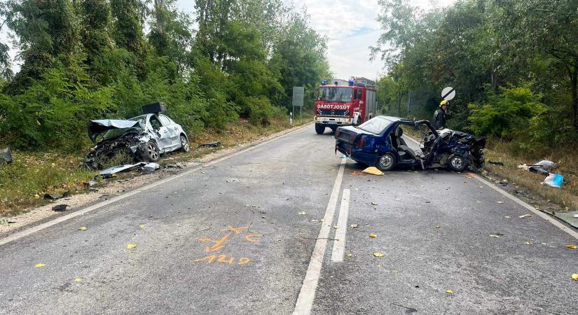 Hatalmas baleset az esőben: egy kanyarban próbált előzni a suzukis, megcsúszott, majd kiszakadt az autóból a motor is