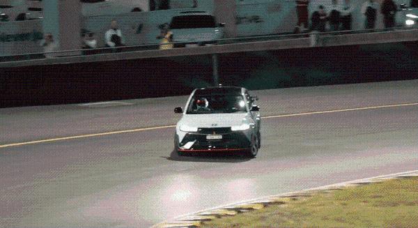 A japán driftlegenda tekerte meg pályán a Hyundai villanyautóját