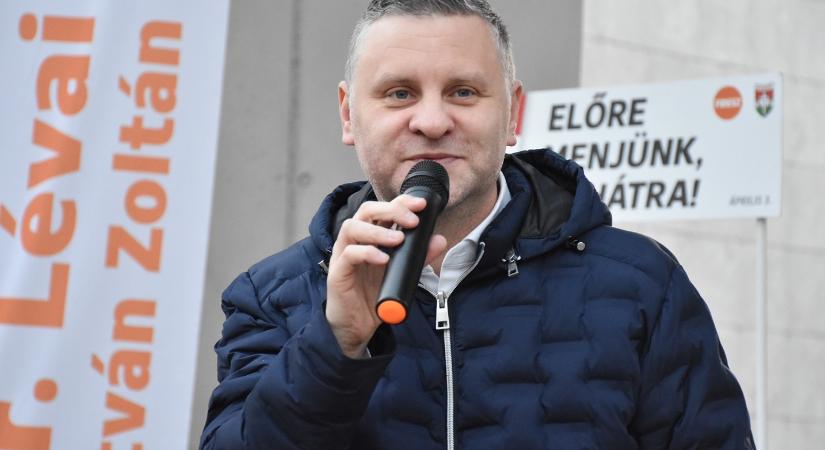 Kocsis szerint férfias viselkedés volt, hogy lemondott a fideszes politikus, aki meg akarta vesztegetni a kutyapártos jelöltet