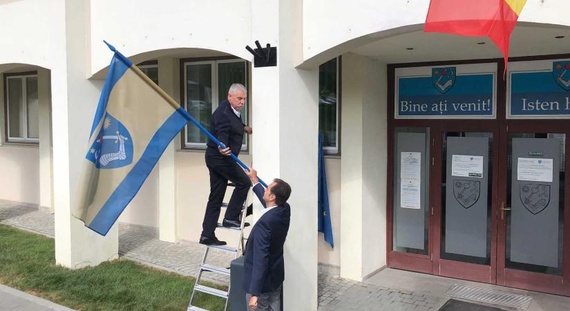 Aláírásokkal nyomatékosítják, hogy a lakosságot képviseli a sepsiszentgyörgyi városzászló