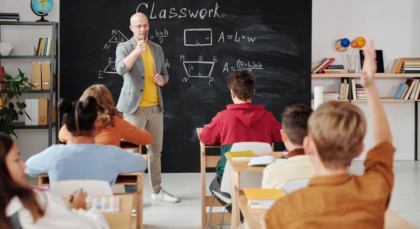 887 millió forintot nyert egy tanár, ennek ellenére még 2 évig tanította a diákjait
