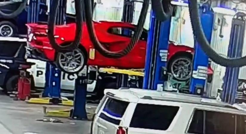 Nézni is fáj ami történt egy új, ritka Corvette-el a szervizben