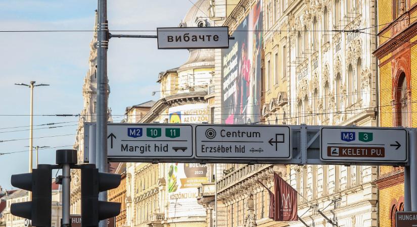 „Elnézést” – írta ki ukránul egy művész a Blaha Lujza téri kereszteződés fölé