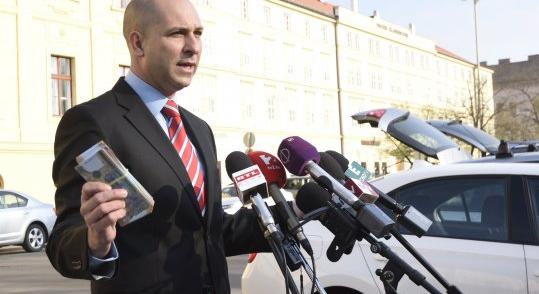 Orbán Viktor közelébe költözik Szabó Bálint, aki nemrég még a konvoját üldözte