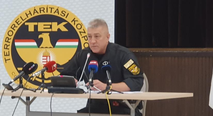 Az esztergomi robbantó flexszel indult egy gázpalack felé, a TEK-esek 8-10 métert repülve egy kisebb tóba estek