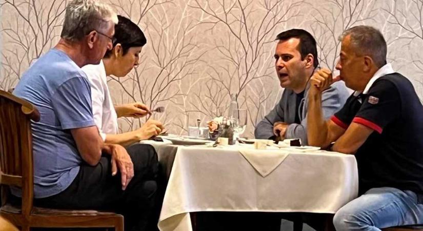 „Váratlanul betoppant az étterembe Gyurcsány és az árnyékkormány” – Egy zsámbéki étteremben, tornacipőben tartott fejtágítást Gyurcsány Ferenc – bedurrant a politikai nagyüzem az agglomerációban