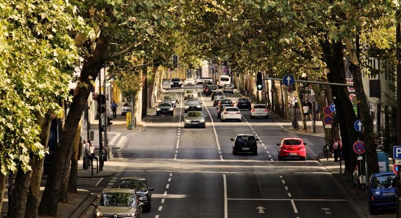 A brit kormány öt évvel elhalasztotta a belsőégésű motorral felszerelt járművek értékesítési tilalmát