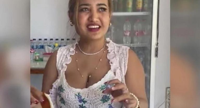 Börtönbe került a muszlim nő, aki imádkozva kóstolt disznóhúst a TikTok-on