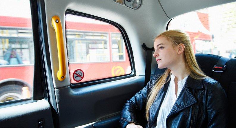 Hazáig követte a Nagykörúton egy perverz taxisofőr miközben mocskos ajánlatokkal bombázta, alig tudott elmenekülni a pórul járt lány