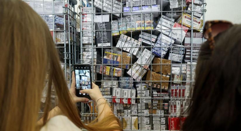 Több ezer karton lefoglalt csempészcigivel szelfiztek a félegyházi diákok