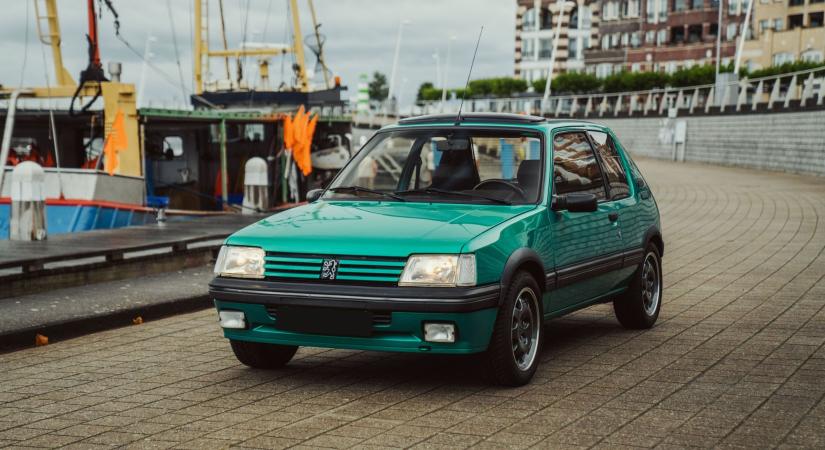 Bármikor készen áll egy jó autózásra ez a zöld Peugeot 205 GTi