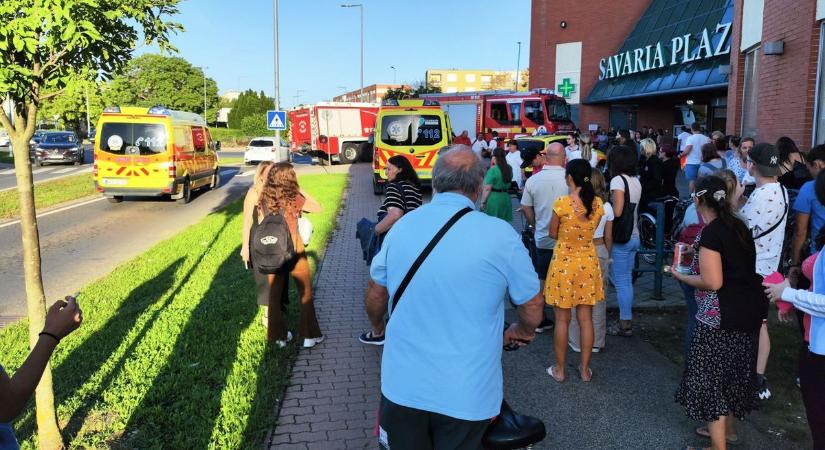 Tűz volt egy szombathelyi bevásárlóközpontban, kiürítették az épületet - fotók
