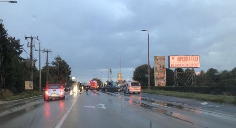 Trélerrel karambolozott egy személyautó Székesfehérváron