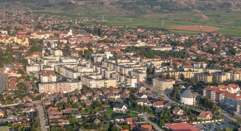 A polgármester távol, itthon gyűlnek a bajok