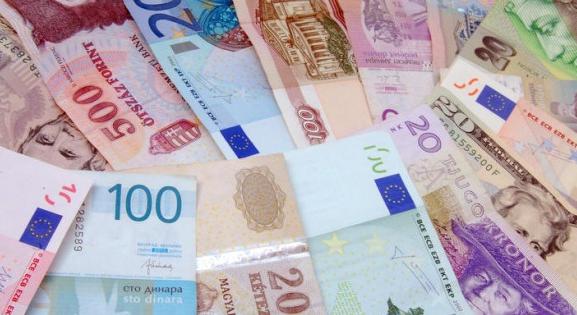 Őrült hullámvasútra került a forint