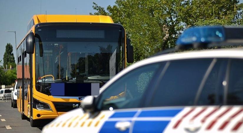 Most érkezett: kiránduló gyerekeket szállító busz karambolozott