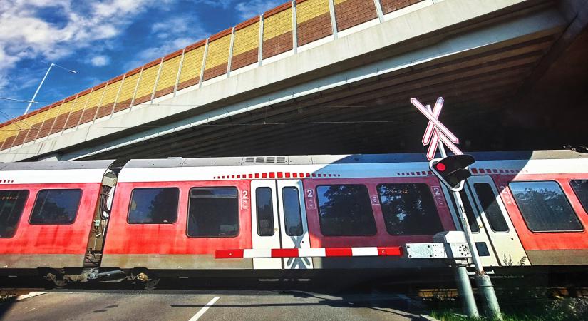 Telex: a Budapest-Belgrád vasútvonal építéséről vittek át mindent a győri vonal felújításához