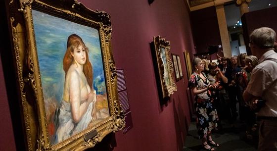 Már az ecsetet sem bírta megfogni, de meztelen női aktokkal dicsérte az életet – Nyit a Renoir-kiállítás