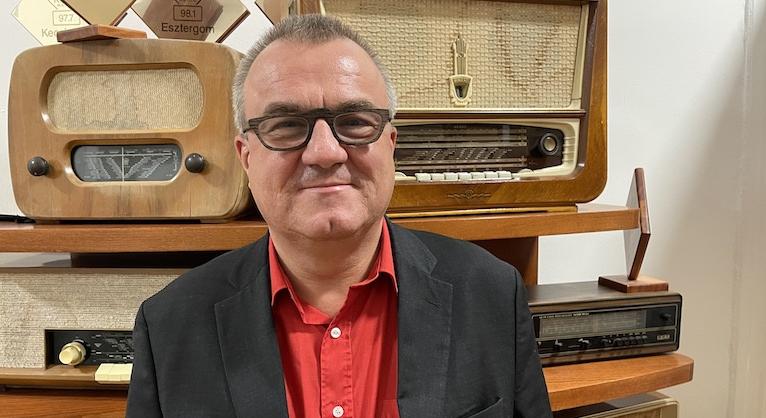 drMáriás: Hálás lehetek Szarvas képviselő úrnak, hogy figyelmével méltatta a képeimet