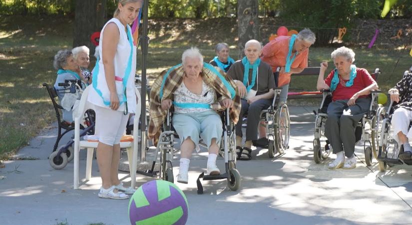 Sportos délelőttöt tartottak a Paksi Életfa Idősek Otthonában
