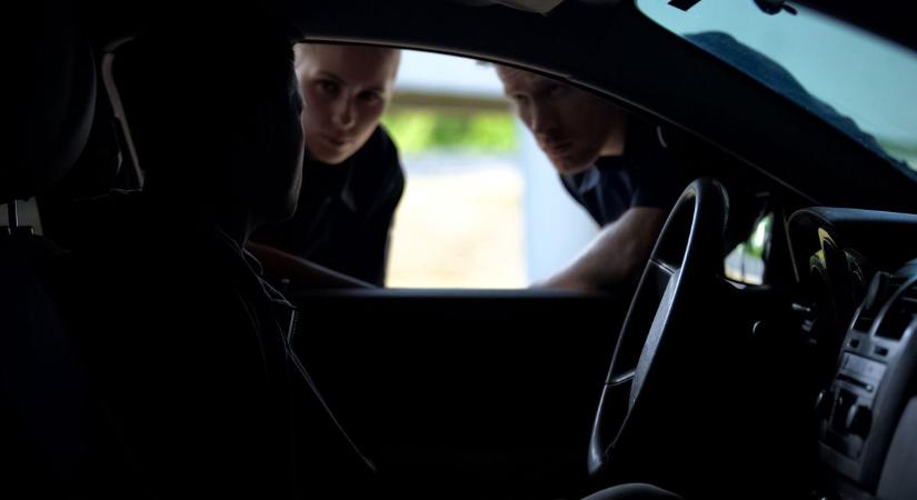 Nem tudhatták a szolnoki rendőrök, milyen látvány fogadja őket az autó hátsó ülésén