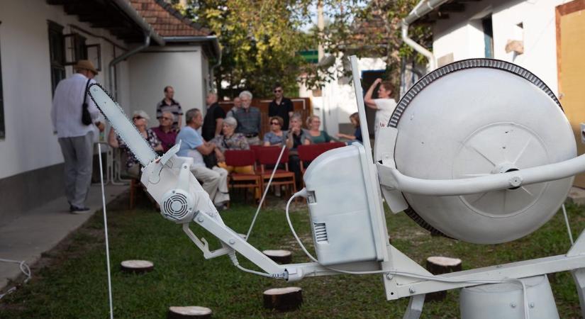 Holdraszállás betonkeverővel és láncfűrésszel a Bánhidai Alkotó Házban fotók