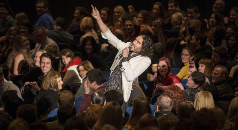 Évtizedek óta nyílt titok, hogy nincsenek tőle biztonságban a nők – miért csak most bukhat meg Russell Brand?