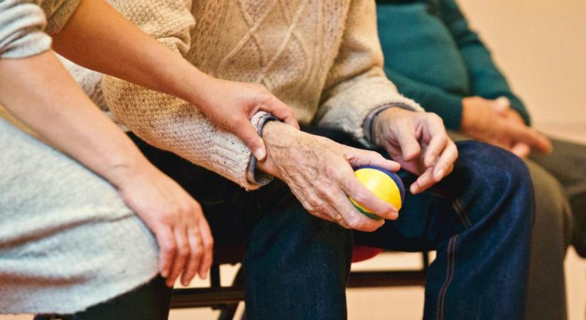 „Már nem kezelhetetlen” – 55 millió ember számára csillant fel a remény: rövidesen érkezhet az Alzheimer-gyógyszer