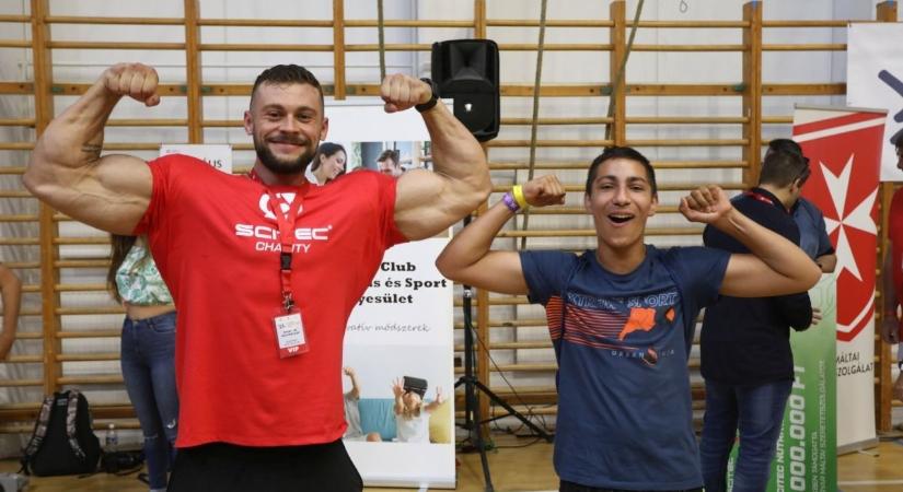 Mozgássérült fiatalok versenyeztek együtt testépítő sportolókkal