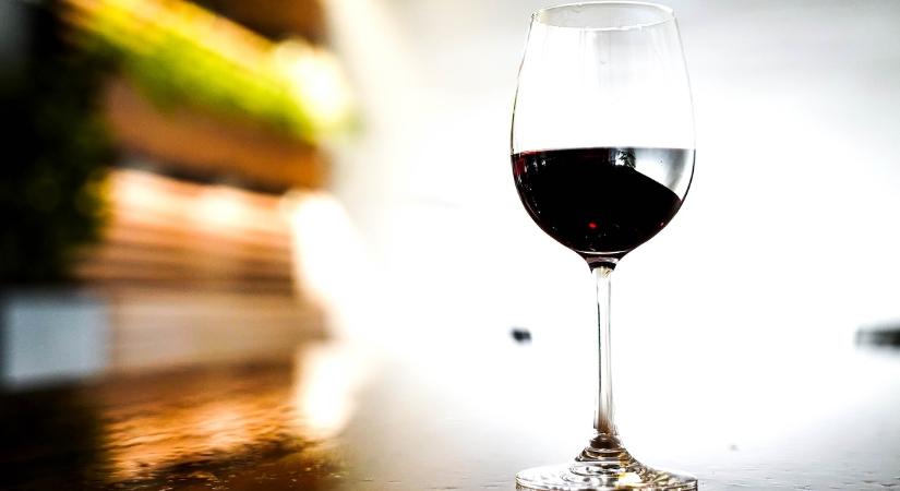 Hét évet kapott az a férfi, aki egy üvegdarabbal szúrta hasba testvérét