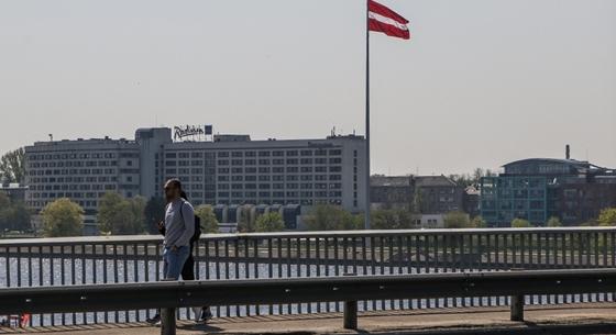 Lettország több ezer orosz állampolgárt utasít ki