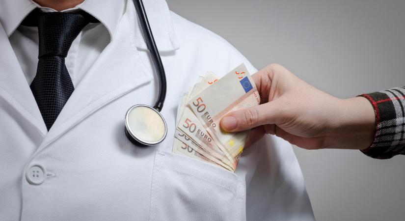 Betegeiktől hálapénzt megkövetelő főorvosokat helyeztek előzetes letartóztatásba