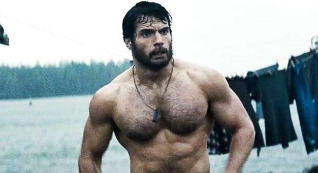 Így gyúrja ki magát félelmetesre Henry Cavill (videó!)