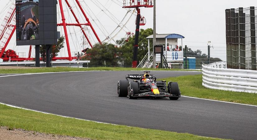 Verstappen-vezetés a japán FP1-en, a top 10-en kívül a két Mercedes!